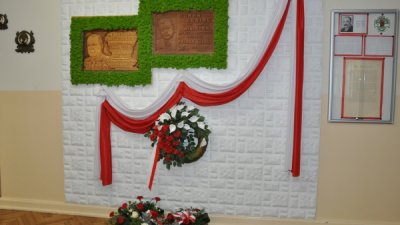 Tablica upamiętniająca dyrektorów szkoły
