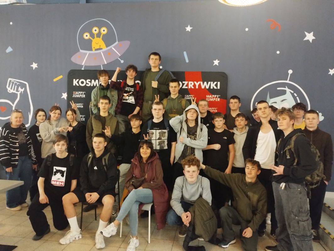 Aktywne popołudnie pierwszoklasistów w Parku Trampolin