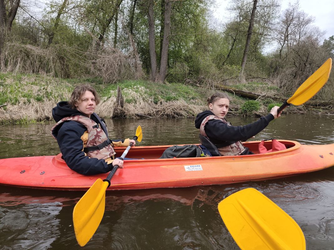 Wycieczka klasy V B – spływ kajakowy rzeką Nidą i ognisko