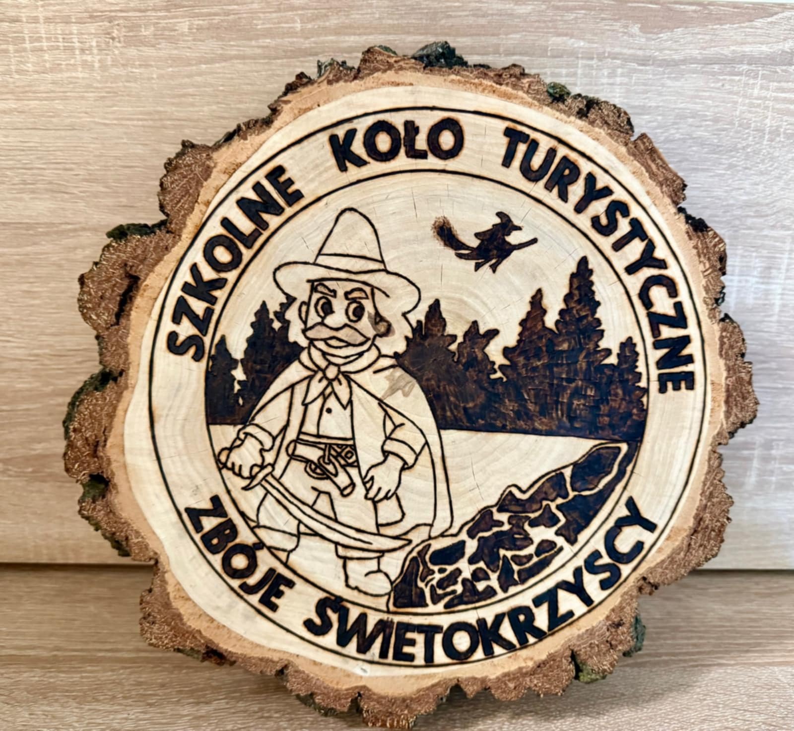 Logo SKT wypalane techniką w drewnie autor Jakub Rozwadowski