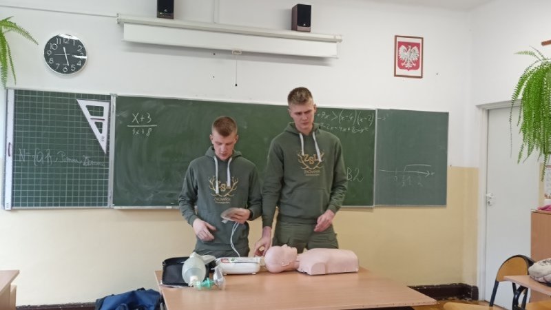 Karol Chrzanowski i Jan Kozłowski demonstrują zasady pierwszej pomocy