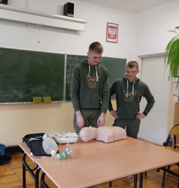 Karol Chrzanowski i Jan Kozłowski demonstrują zasady pierwszej pomocy