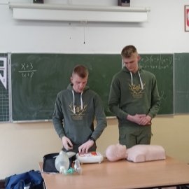 Karol Chrzanowski i Jan Kozłowski demonstrują zasady pierwszej pomocy