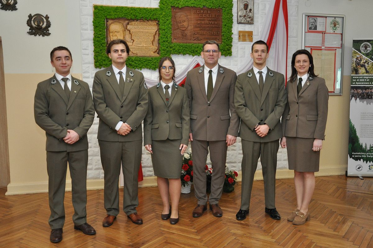 Przewodniczący SU i zastępczyni prowadzą akademię z okazji Dnia Patrona