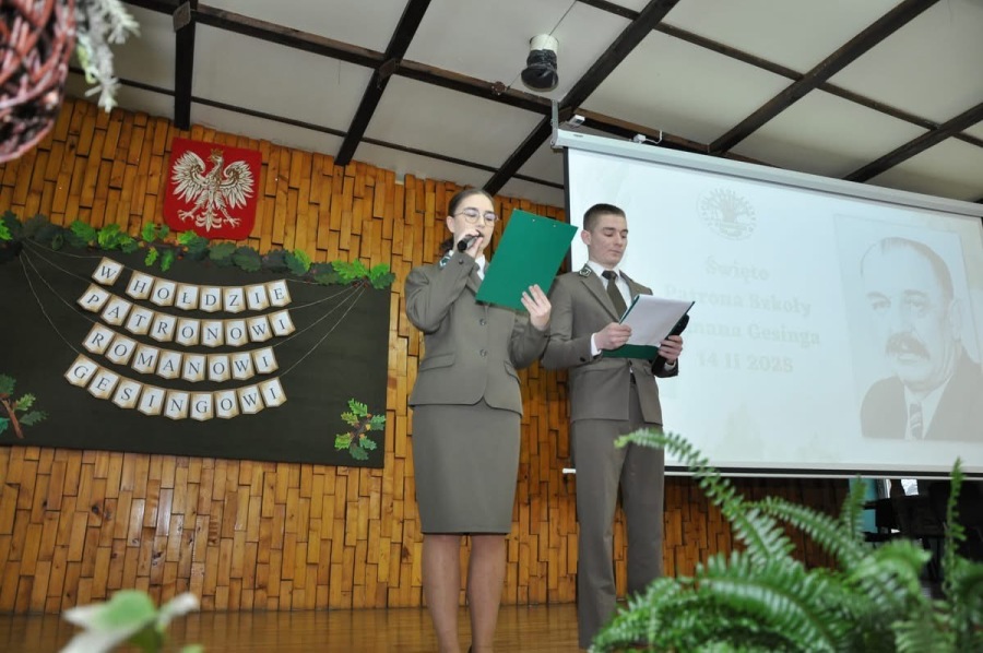 Przewodniczący SU i zastępczyni prowadzą akademię z okazji Dnia Patrona